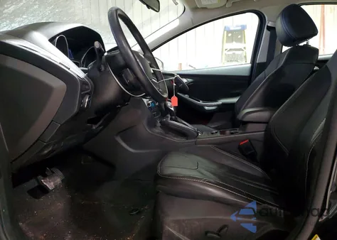 2014 Ford Focus Titanium z USA, uszkodzony, nr VIN 1FADP3J26EL115535